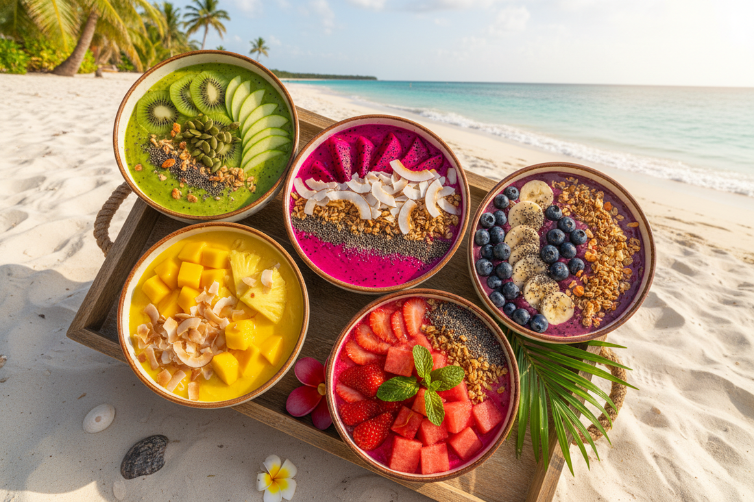 Les 5 smoothie bowls colorés de l'été — pitaya, mangue, açaï, fraise-pastèque et kiwi — sur fond de plage tropicale et mer turquoise